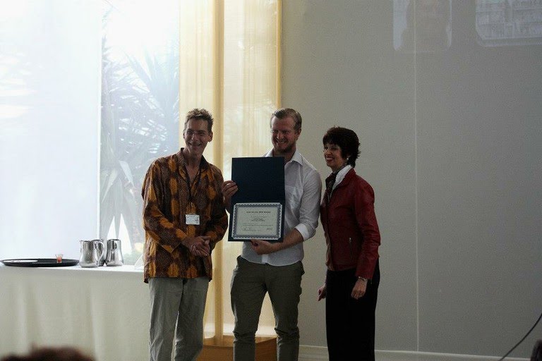 Cliff Gouws accepts award.